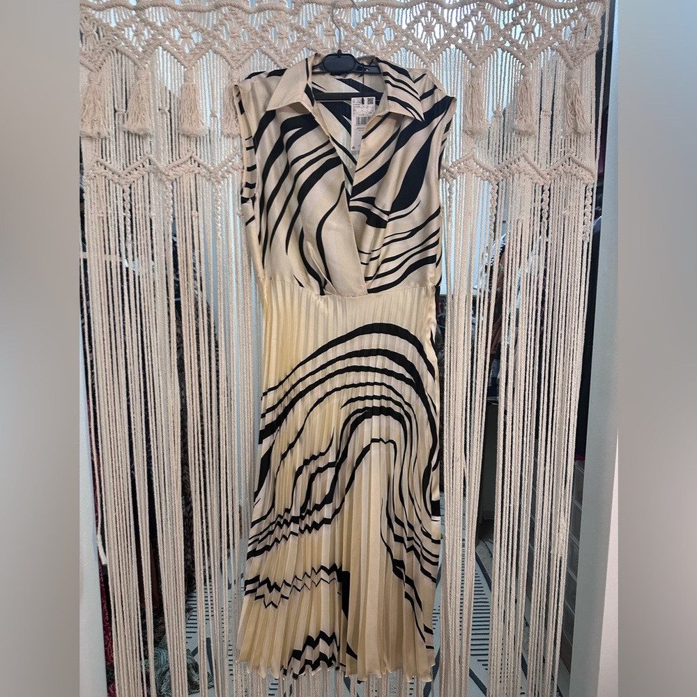 MANGO Flowy pleated dress